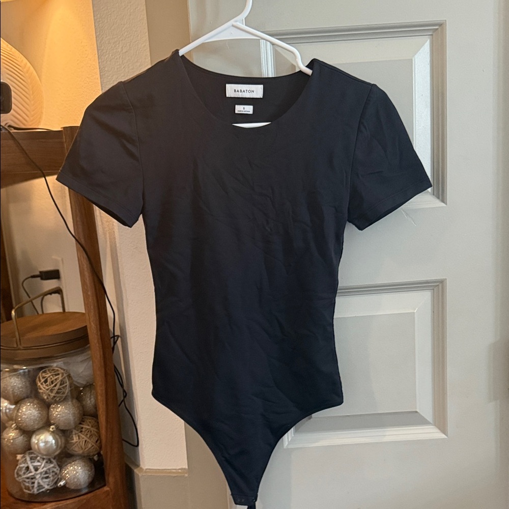 Babaton Classic Black Top